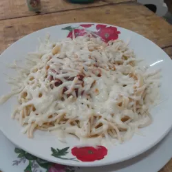Espaguetis Napolitano con queso Gouda 