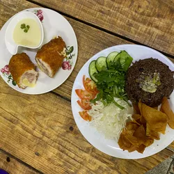 Pechuga de pollo a la Cordon Bleu con salsa bechamel