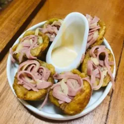 Tostones rellenos con jamón y queso