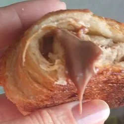 Croissant con relleno de chocolate