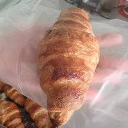 Croissant con relleno de jalea de fresa
