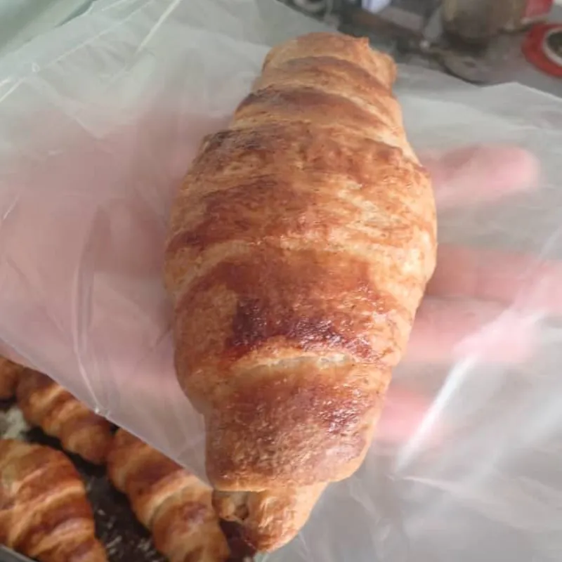 Croissant con relleno de jalea de fresa