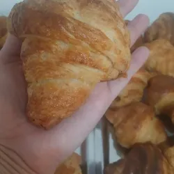 Croissant con relleno de jamón