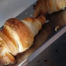 Croissant con relleno de paté de atún