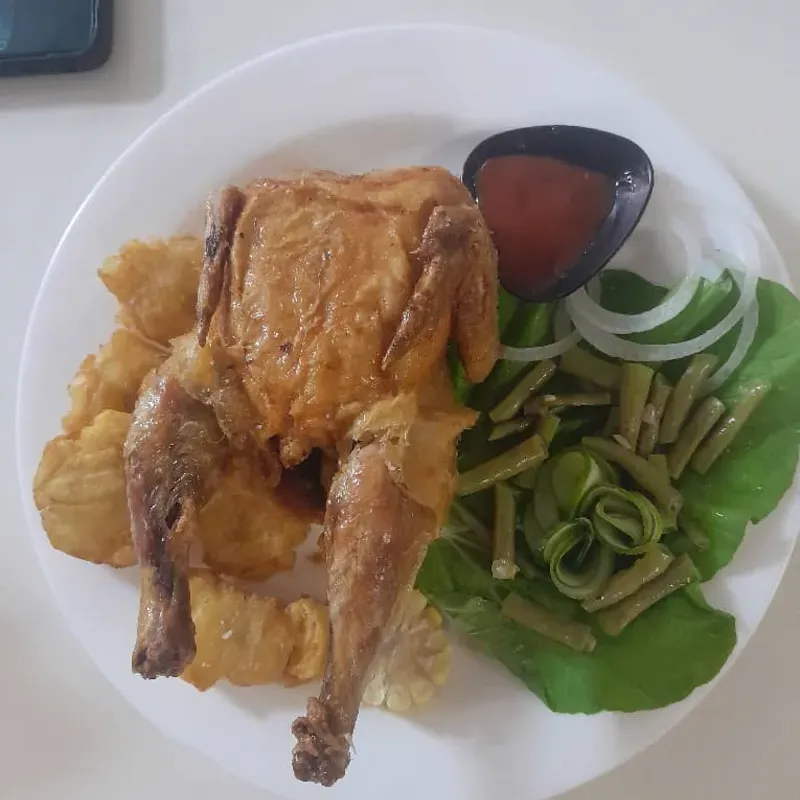 Codorniz frita con  chicharra 