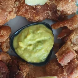 Rico chicharron con Guacamole