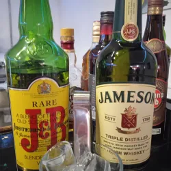 Whisky J*B  y Jameson 