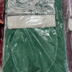 Set de alfombras con cortinas y aros para el baño