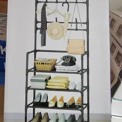 Zapatera con colgadores de metal con uniones