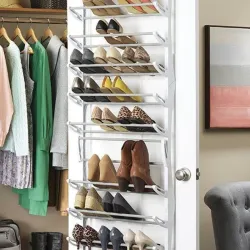 Zapateras detras de la puerta