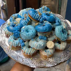 50 mini 🍩 variadas con el glaseado de su preferencia color y temática a elegir por usted ( le puede agregar topers )