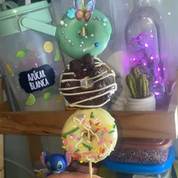 Brochetas 3 mini🍩 glaseadas con chocolate blanco y oscuro