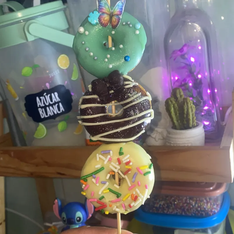 Brochetas 3 mini🍩 glaseadas con chocolate blanco y oscuro