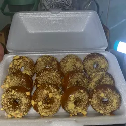 Pack de 12 mini 🍩con glaseado de fanguito espolvoreadas con galletas