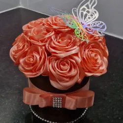 Arreglo Coral Realce – 21 Rosas con Detalle Personalizado
