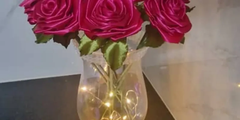 Arreglo de flores con búcaro y luces.