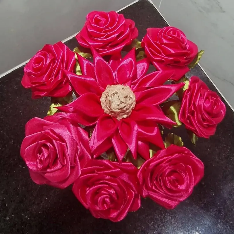 Arreglo de flores con búcaro y luces.