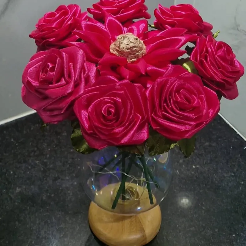 Arreglo de flores con búcaro y luces.