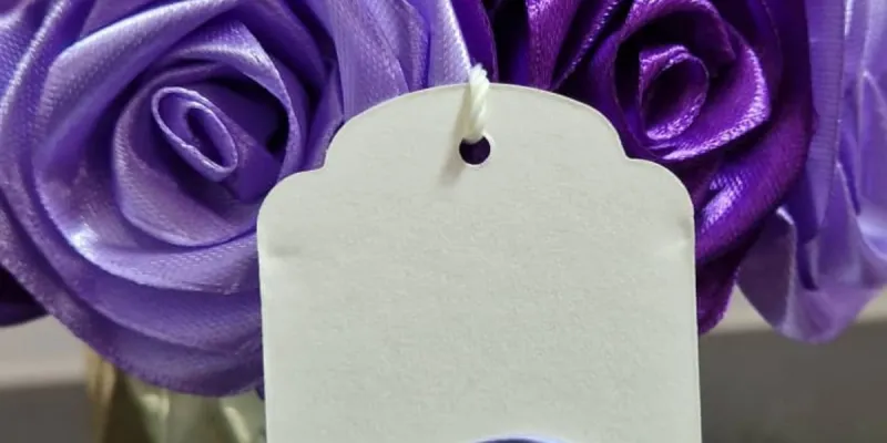 Arreglo “Verso de Amatista” – Bucaro Dorado con Flores y Perlas