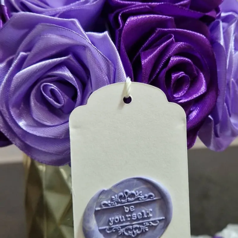 Arreglo “Verso de Amatista” – Bucaro Dorado con Flores y Perlas