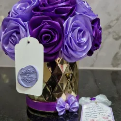 Arreglo “Verso de Amatista” – Bucaro Dorado con Flores y Perlas