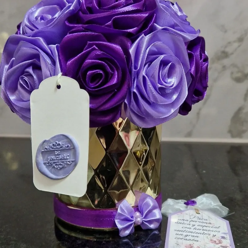 Arreglo “Verso de Amatista” – Bucaro Dorado con Flores y Perlas