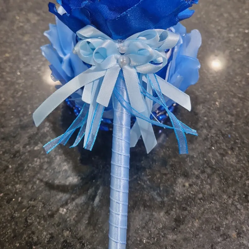 Bolígrafo “Trazo de Encanto” – Claveles Azules en Estructura Floral