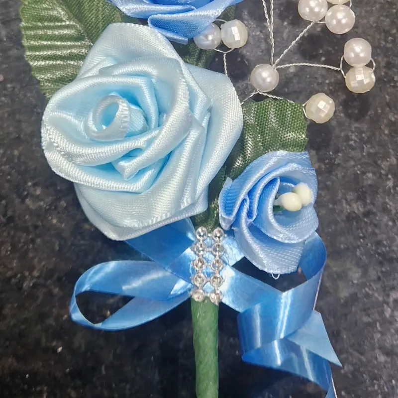 Botonier “Vínculo Azul” – Prendido de Tres Rosas con Detalles en Plata