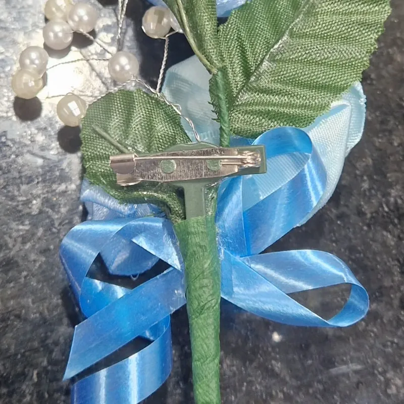 Botonier “Vínculo Azul” – Prendido de Tres Rosas con Detalles en Plata