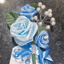 Botonier “Vínculo Azul” – Prendido de Tres Rosas con Detalles en Plata