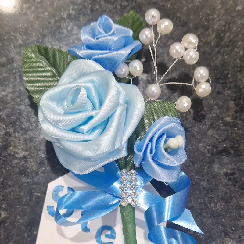 Botonier “Vínculo Azul” – Prendido de Tres Rosas con Detalles en Plata