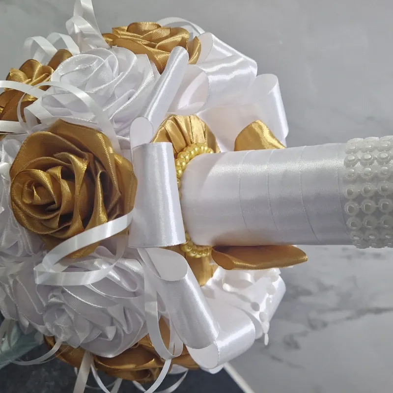 Bouquet “Aura Real” – 26 Rosas Blancas y Doradas con Perlas