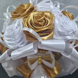 Bouquet “Aura Real” – 26 Rosas Blancas y Doradas con Perlas