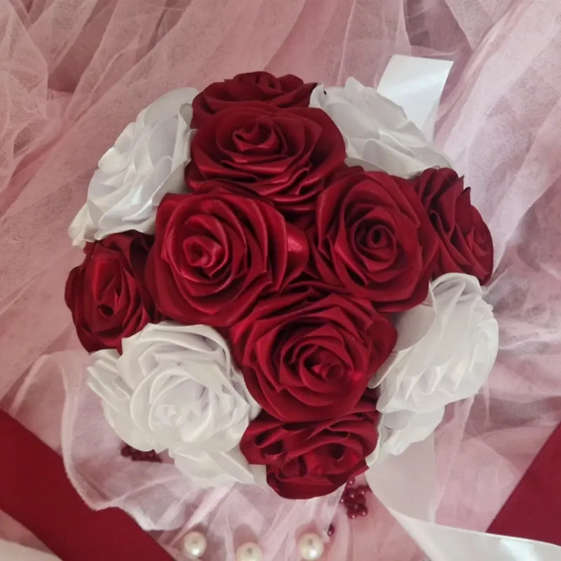 Bouquet “Brillo de Romance” – 22 Rosas Rojas y Blancas con Mango Plateado