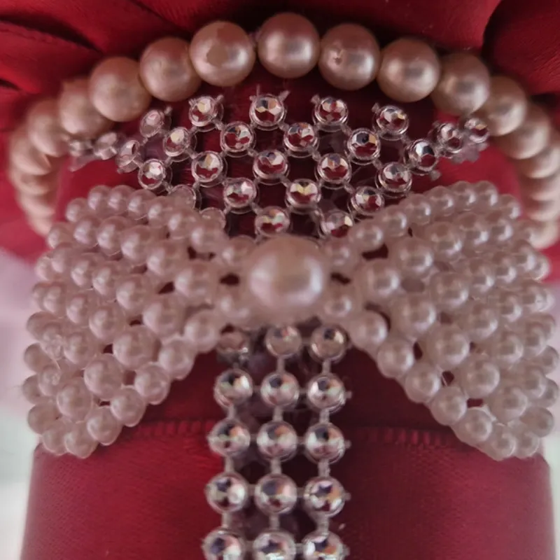 Bouquet “Brillo de Romance” – 22 Rosas Rojas y Blancas con Mango Plateado