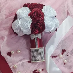 Bouquet “Brillo de Romance” – 22 Rosas Rojas y Blancas con Mango Plateado