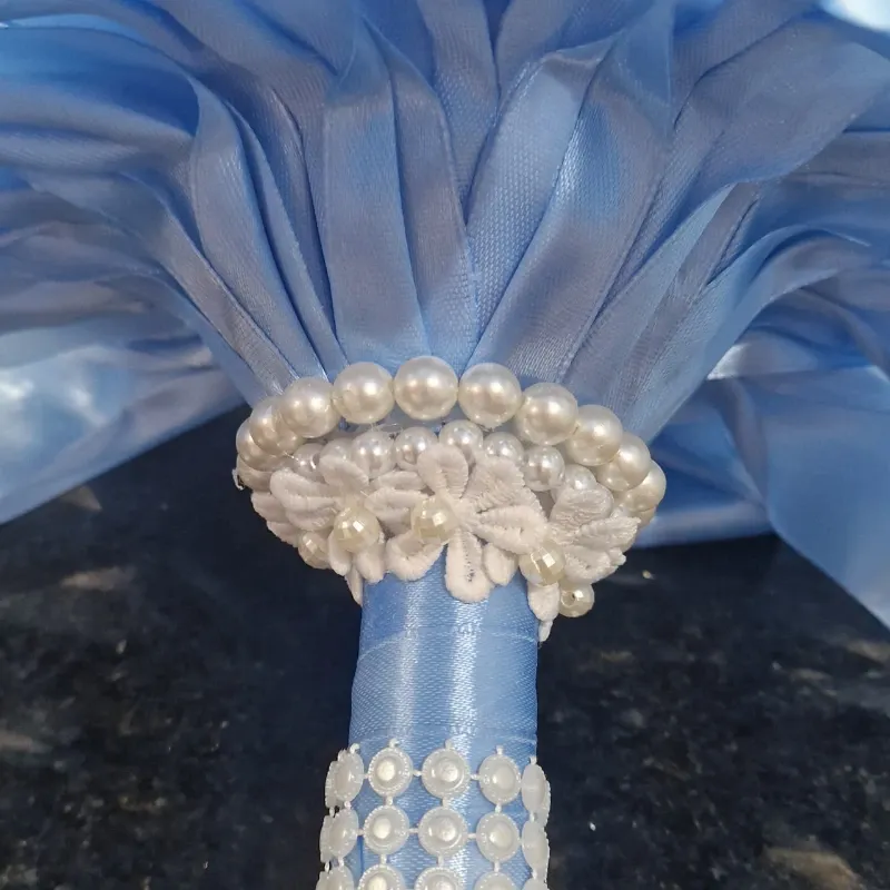 Bouquet “Cielo de Encaje” – 18 Rosas Azul Celeste y Blancas