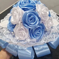 Bouquet “Cielo de Encaje” – 18 Rosas Azul Celeste y Blancas