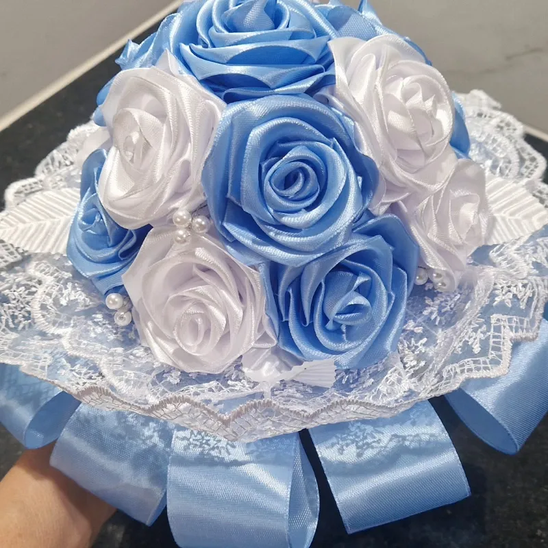 Bouquet “Cielo de Encaje” – 18 Rosas Azul Celeste y Blancas