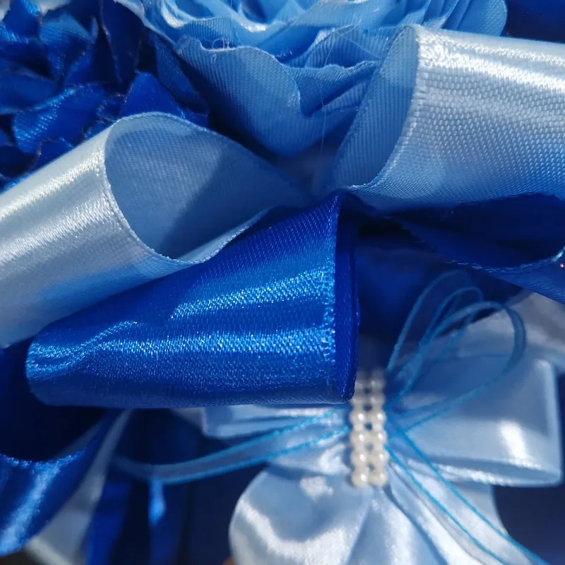 Bouquet “Encanto Sereno” – 26 Claveles Azules con Pétalos Sellados