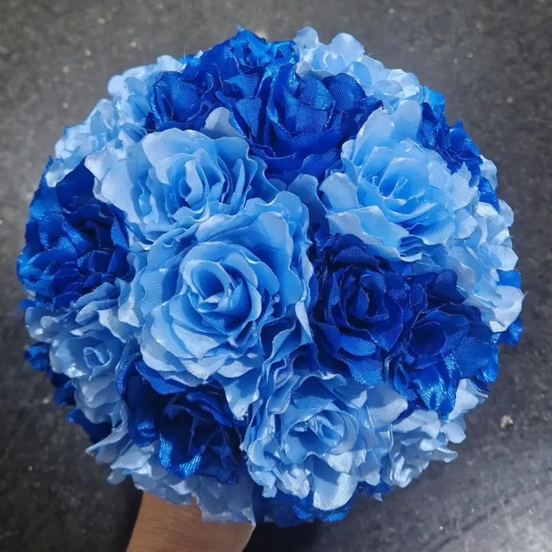 Bouquet “Encanto Sereno” – 26 Claveles Azules con Pétalos Sellados