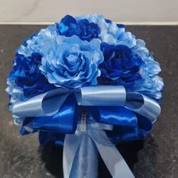 Bouquet “Encanto Sereno” – 26 Claveles Azules con Pétalos Sellados