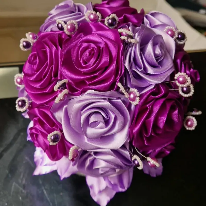 “Bouquet Real Violeta – Ramo con Rosas de Listón y Perlas”