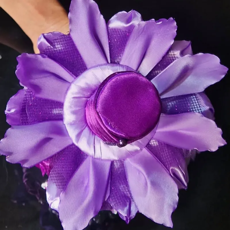 “Bouquet Real Violeta – Ramo con Rosas de Listón y Perlas”