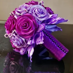 “Bouquet Real Violeta – Ramo con Rosas de Listón y Perlas”