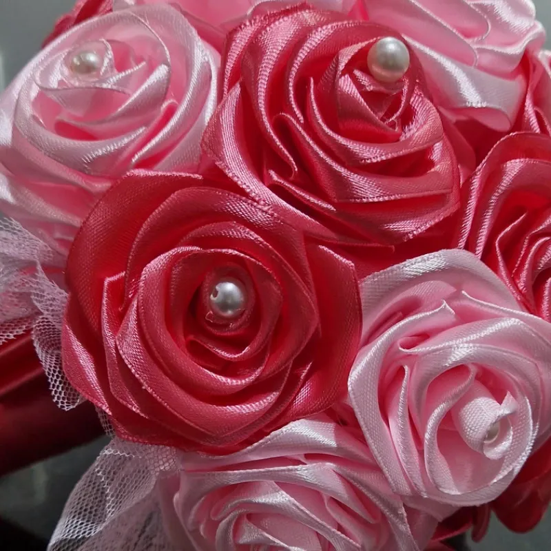 Bouquet Rosado Tul & Perlas – 23 Rosas Artesanales