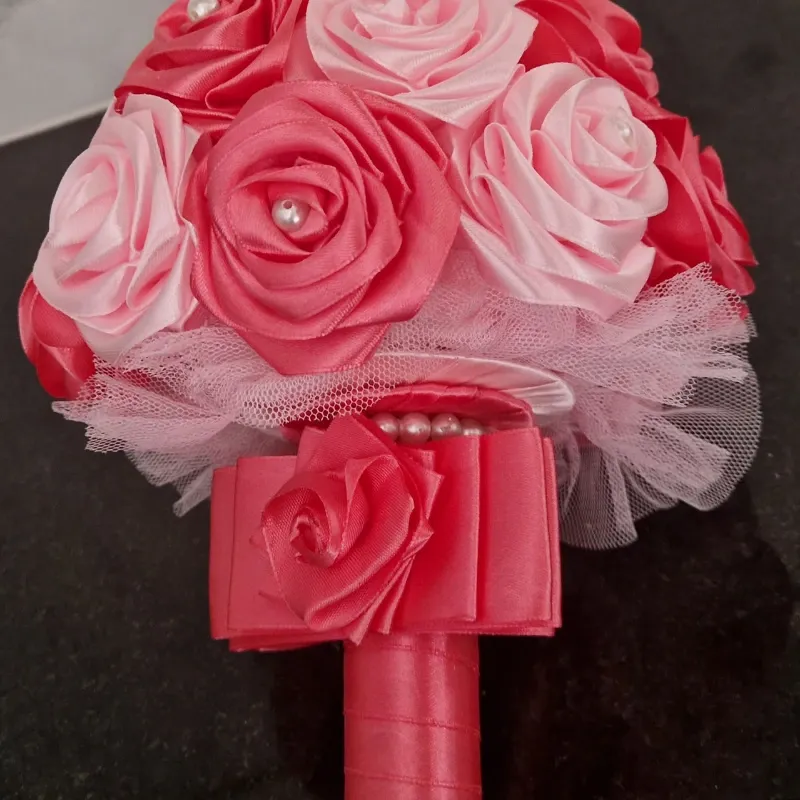 Bouquet Rosado Tul & Perlas – 23 Rosas Artesanales