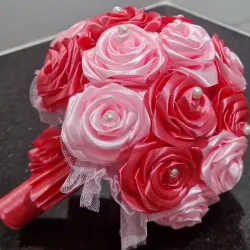 Bouquet Rosado Tul & Perlas – 23 Rosas Artesanales