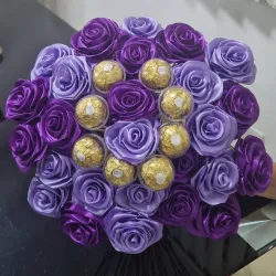 Bouquet “Suspiro de Amatista” – 26 Rosas en Tonos Morados con Bombones