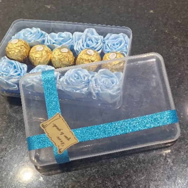 Caja “Cielo Dulce” – Flores Celestes y Bombones Dorados